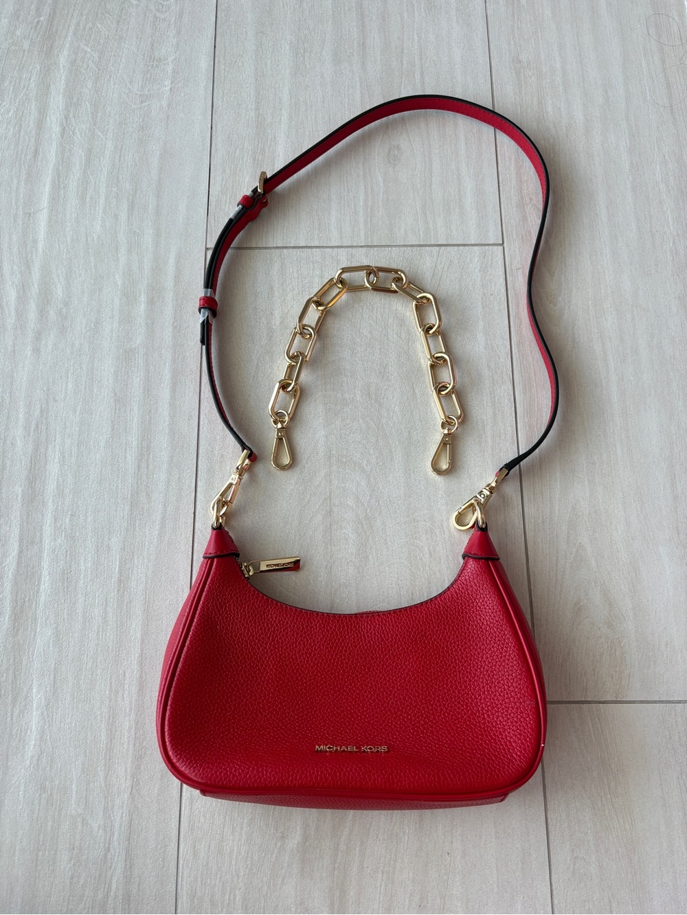 Michael Kors Red Pebbled Leather Shoulder Bag with Gold Chain Accent - Picture 2 of 9